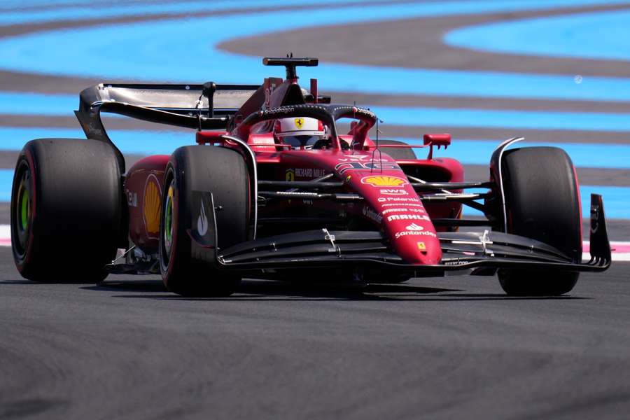 Tréninkům na Velkou cenu Francie F1 vládlo Ferrari, slaví Leclerc i Sainz.