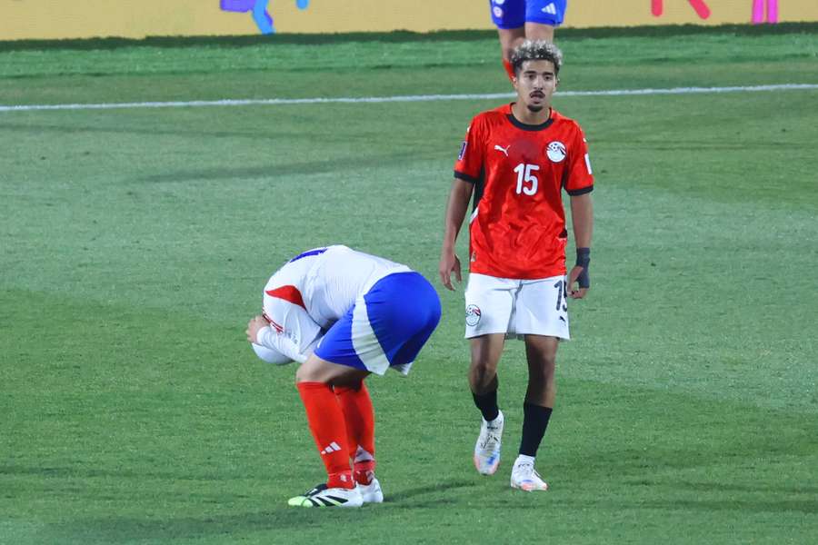 Un jugador de Chile se lamenta