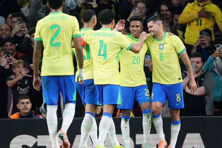 Radość Brazylijczyków po pierwszym zdobytym golu. Radość Brazylijczyków po pierwszym zdobytym golu.