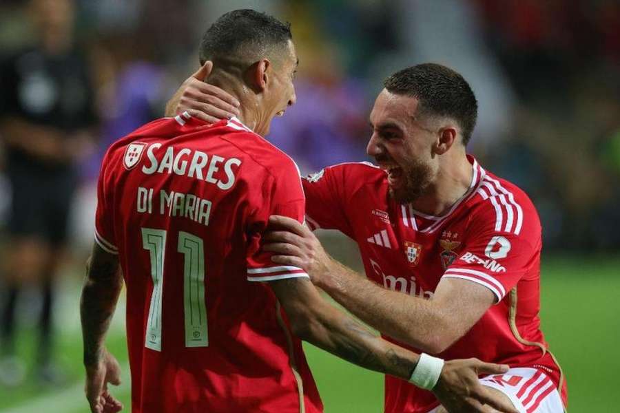Kokçu festeja com Di María o 1-0 para o Benfica