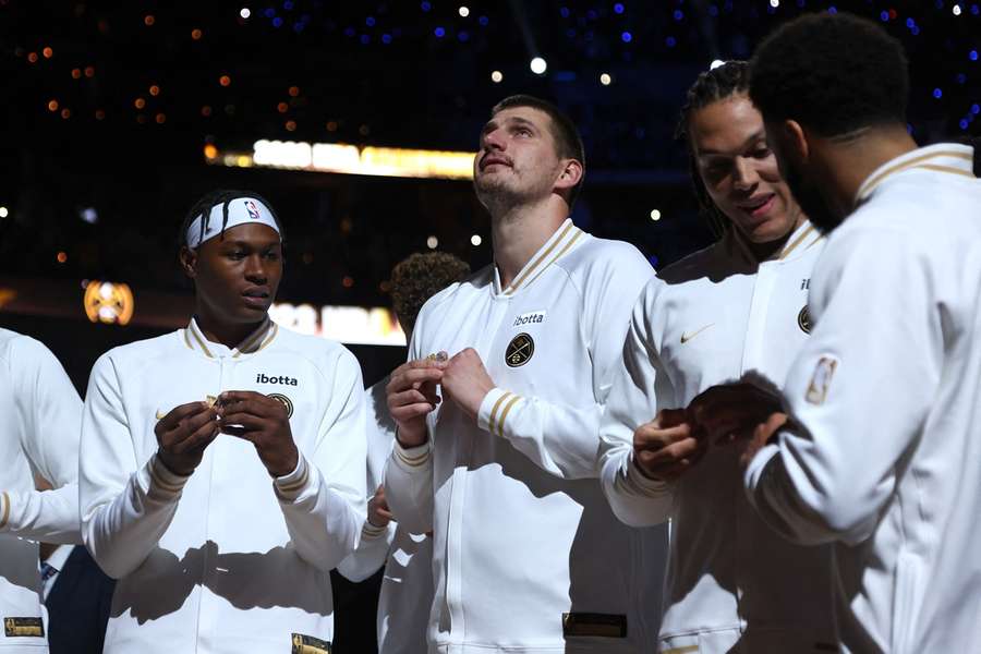 Nikola Jokic heeft zijn kampioensring in ontvangst gekomen en pakte een triple-double