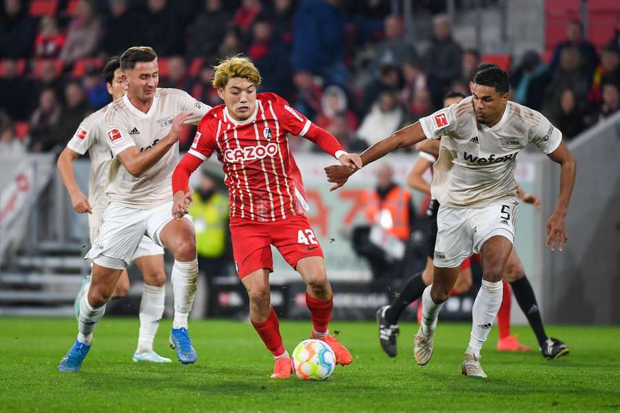 Ritsu Doan contra o time de Berlim no jogo de ida em novembro