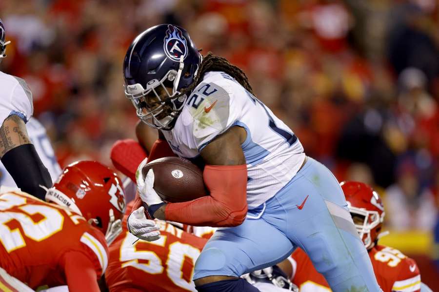 Derrick Henry rent een touchdown binnen in de wedstrijd tegen de Chiefs