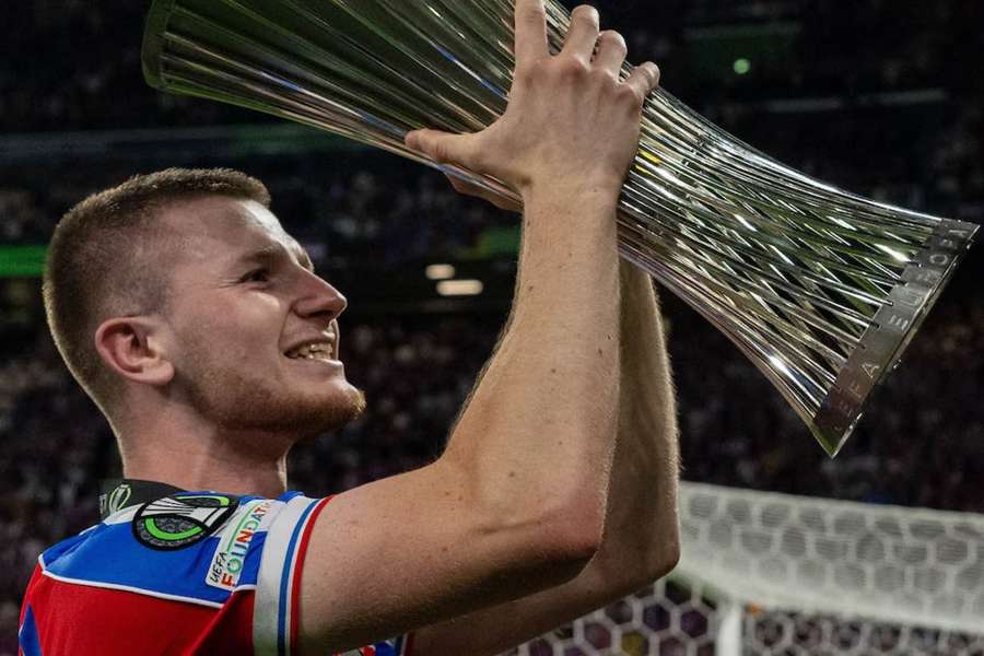 Manchester City sleduje Adama Whartona z Crystal Palace.