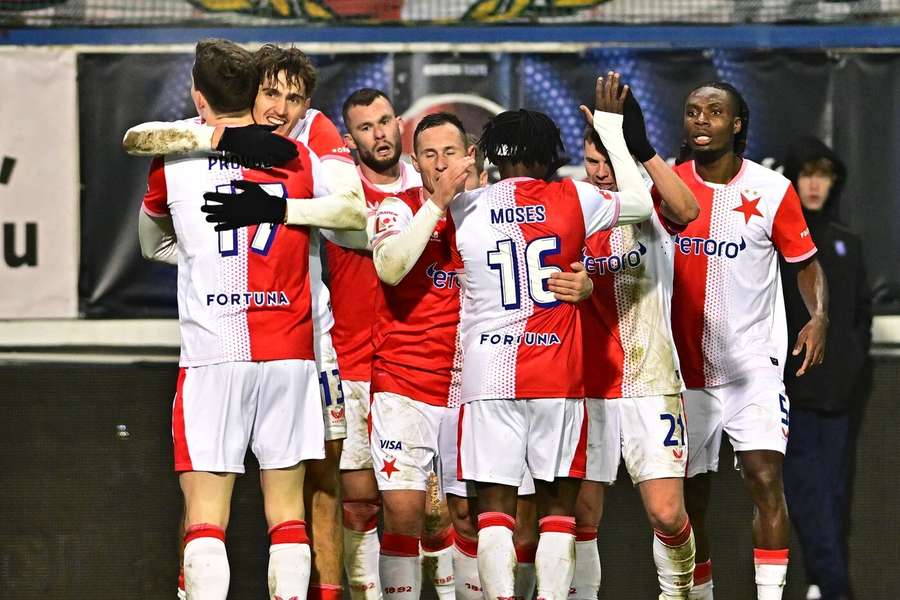 Hráči Slavie slaví jeden z Chytilových gólů.