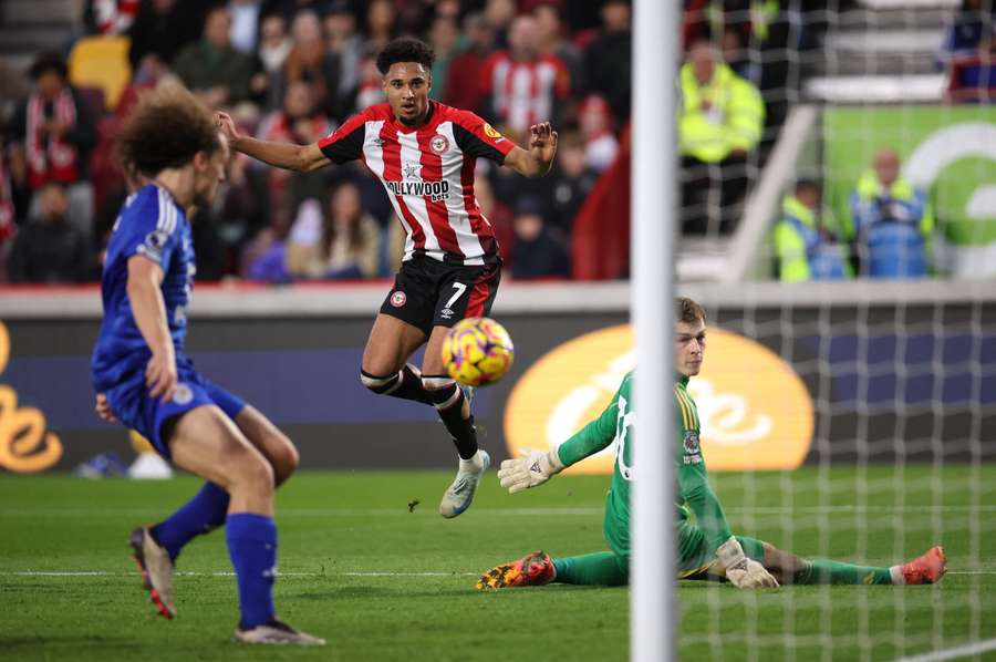 Kevin Schade z Leicesteru obtěžkal Brentford hattrickem.