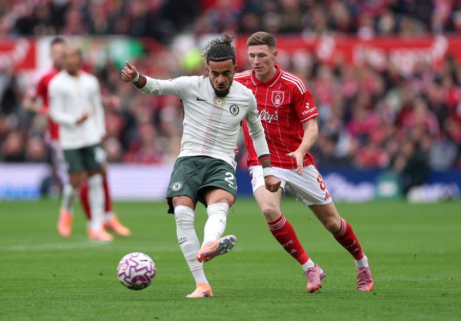 Malo Gusto, do Chelsea, faz o passe pressionado por Elliot Anderson, do Nottingham Forest