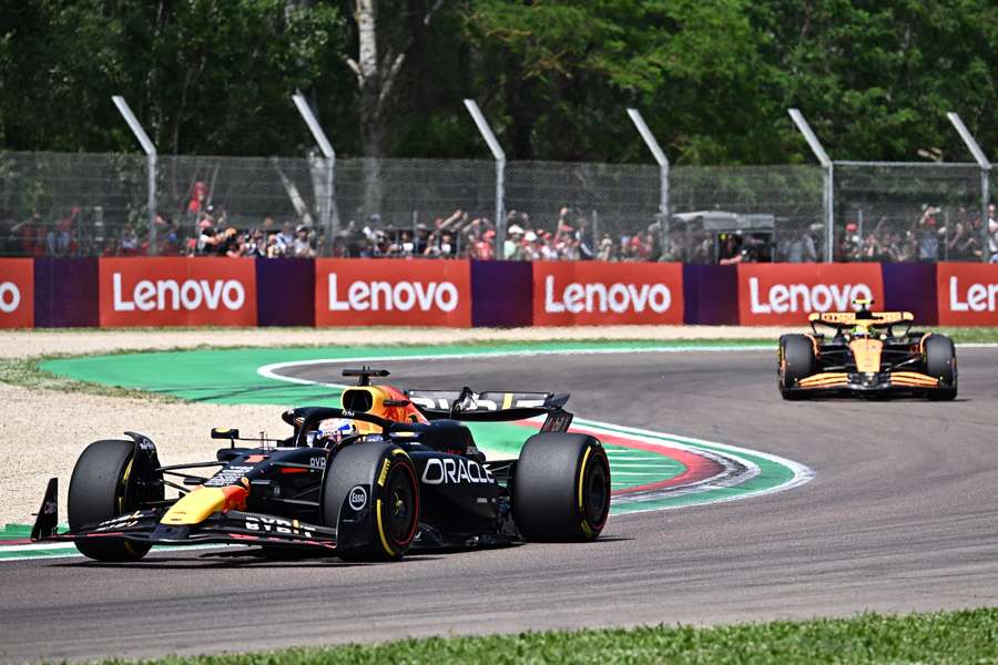 Max Verstappen en Lando Norris in actie in Imola