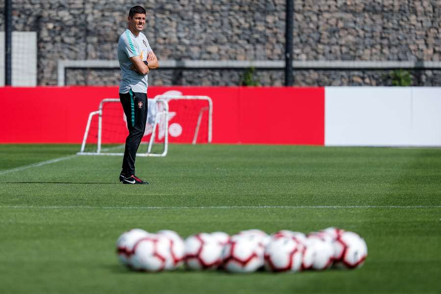 Selecionador nacional quer que as jogadoras encarem jogos particulares com "a mesma responsabilidade" do 'play-off'