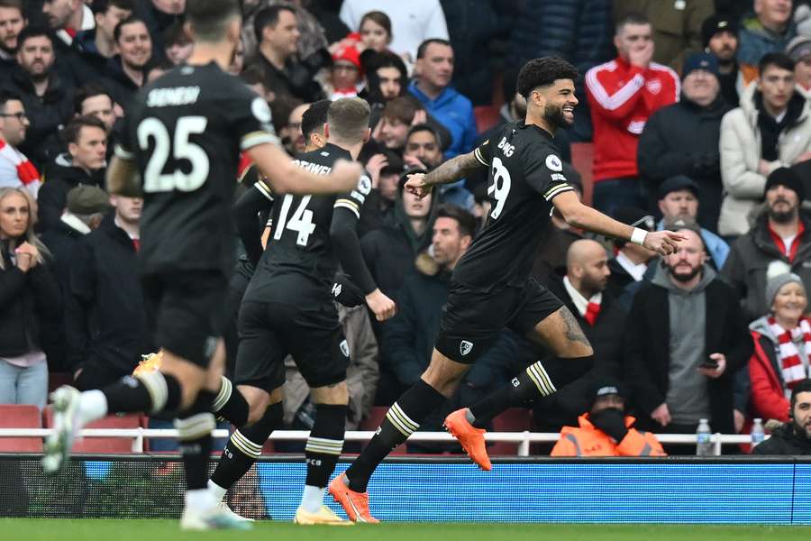 Philip Billing (R) heeft binnen 10 seconden Bournemouth op voorsprong gezet in het Emirates Stadium