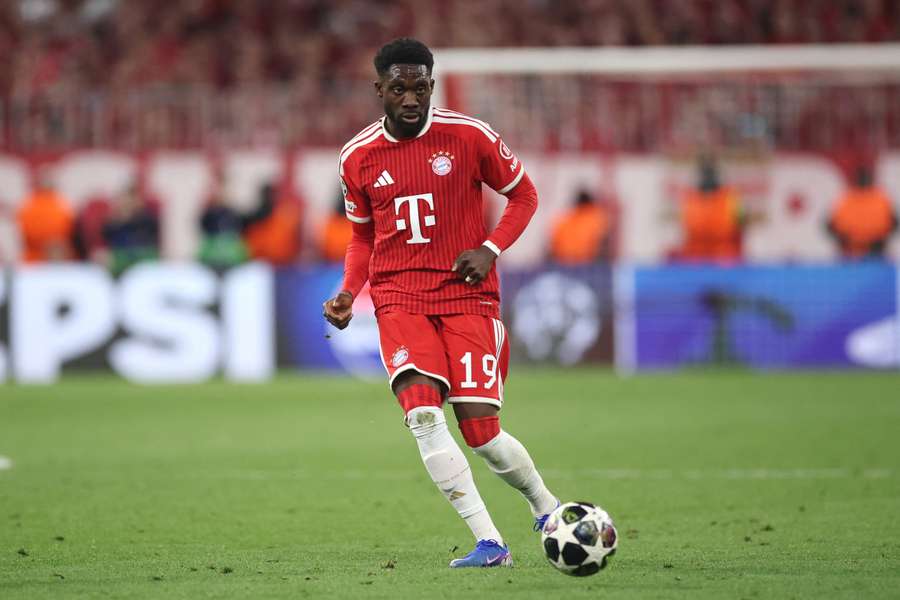 Davies sa zranil proti PSG.