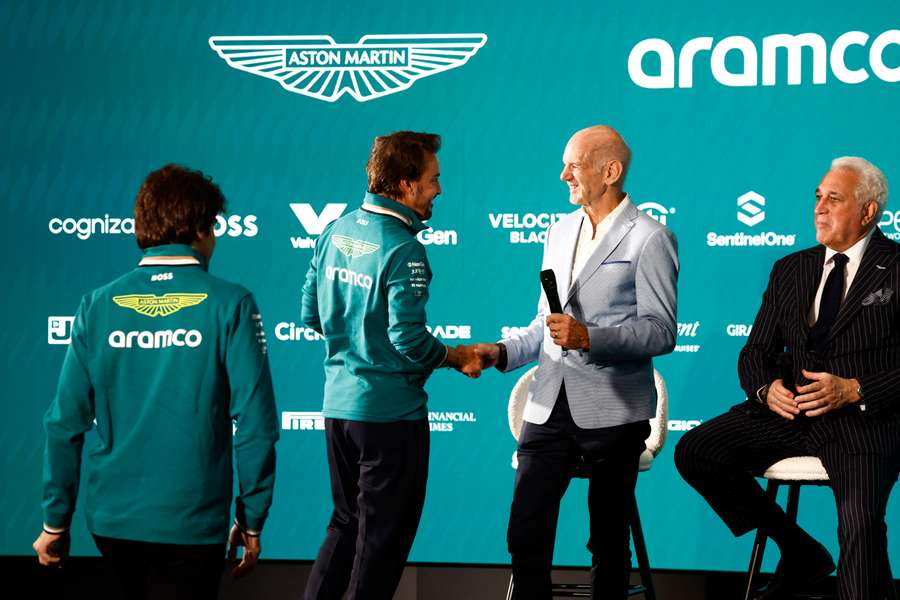 Adrian Newey cumprimenta Fernando Alonso durante a apresentação