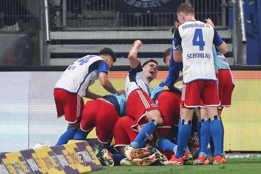 Der HSV feierte am Freitagabend einen knappen Sieg gegen Stadtrivale St. Pauli.