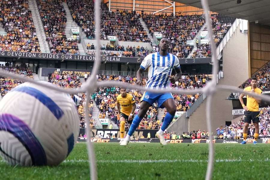 Welbeck scores from the penalty spot