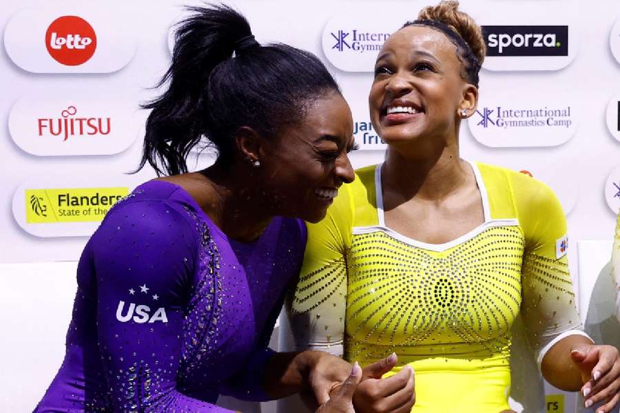 Simone Biles e Rebeca Andrade disputam a final do individual geral nesta quinta-feira (1)