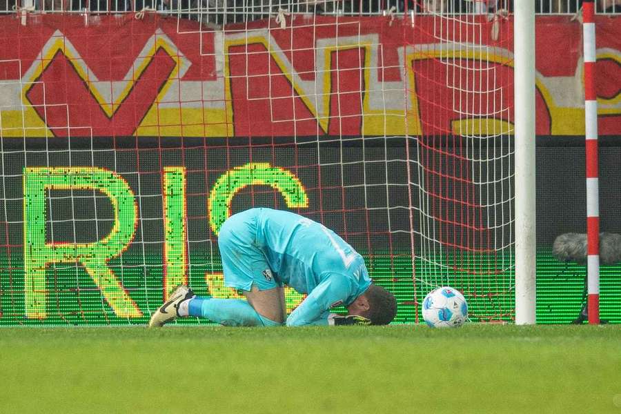 Zraněný brankář VfL Bochum Patrick Drewes.