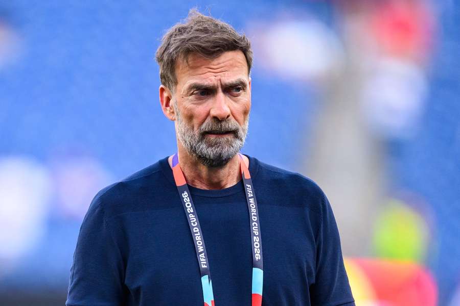 Jürgen Klopp in Front von 18 Funktionären.