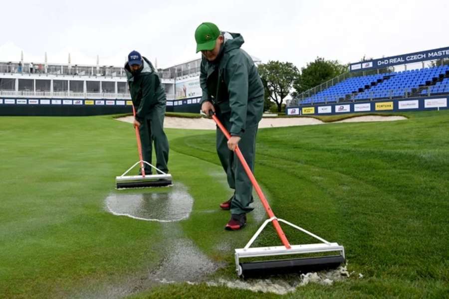 Golfový turnaj Czech Masters byl  přerušen kvůli nepříznivému počasí a podmáčenému hřišti.