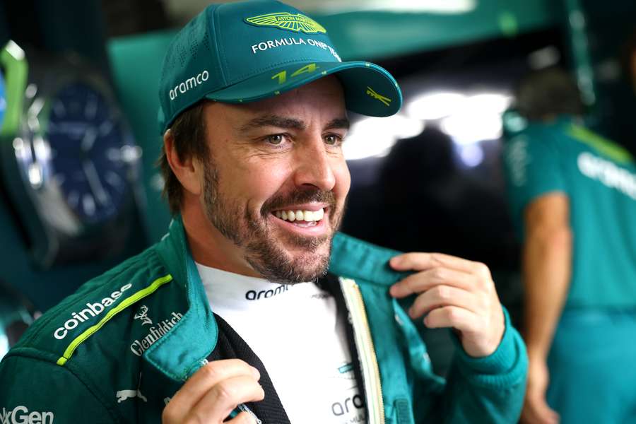 Fernando Alonso, a sorrir em Singapura, e não é para menos