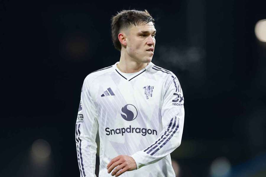 Ugarte to leave Man Utd "100%" this summer as Galatasaray begin talks with midfielder