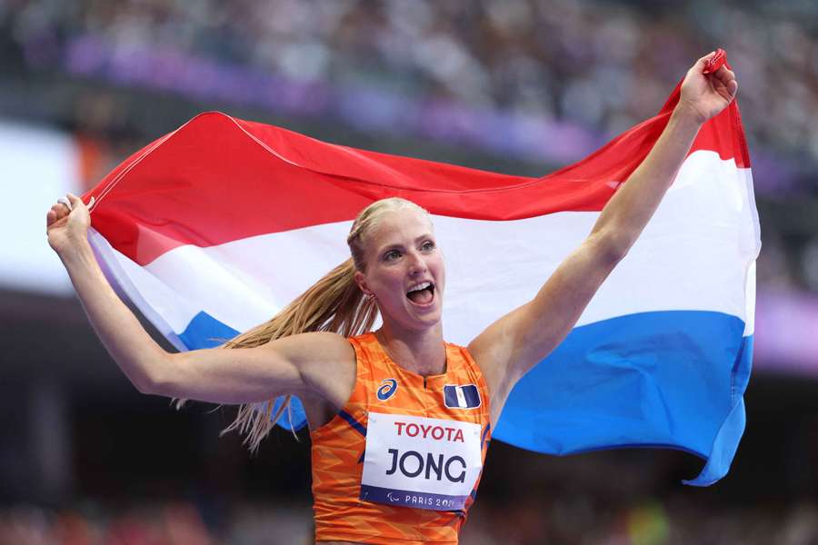 Fleur Jong viert het winnen van goud op de 100 meter