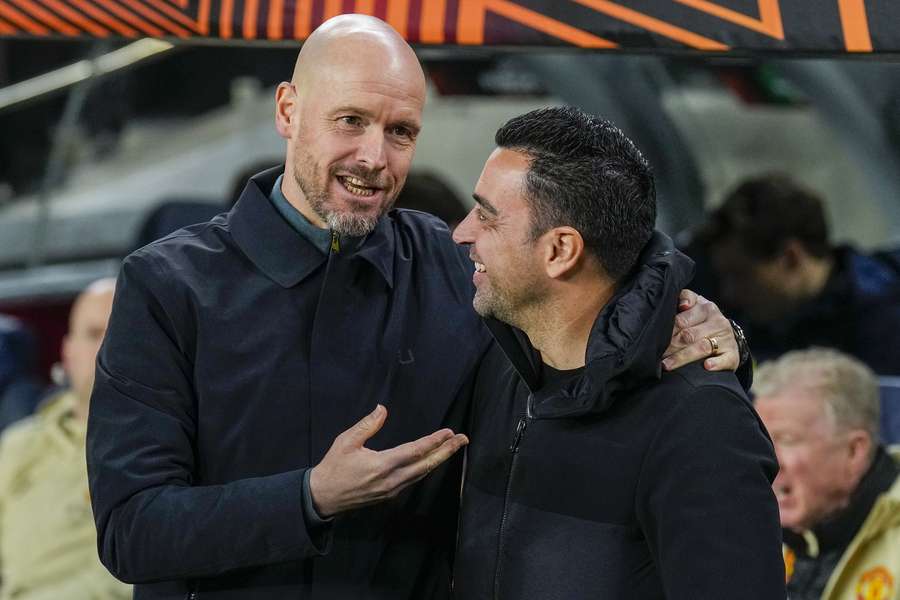 Erik ten Hag in gesprek met zijn Barcelona-collega Xavi Hernandez