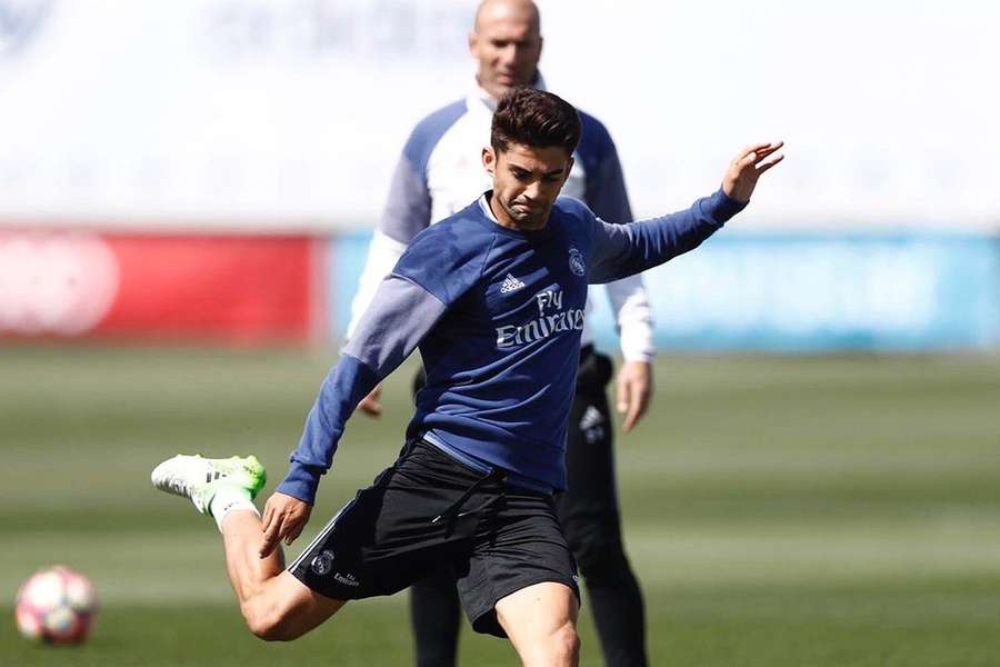 Enzo Zidane treina sob o olhar do pai