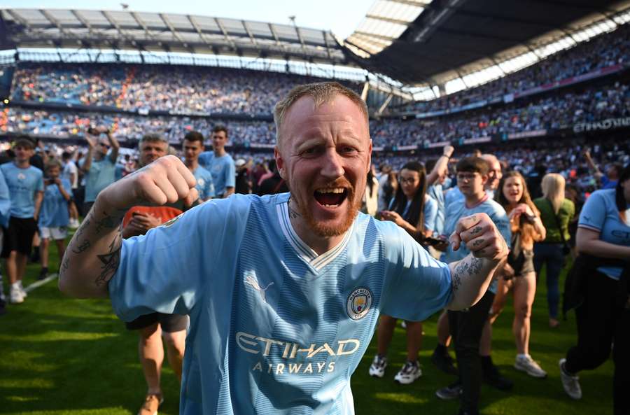 Torcedores do Manchester City invadem o gramado para comemorar a conquista do título