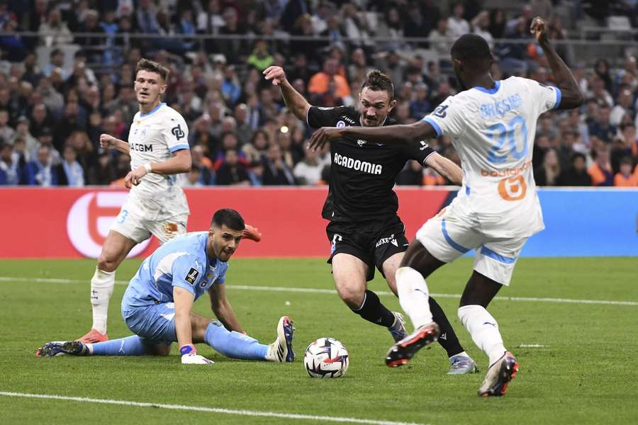 Perrin faz o segundo golo do Auxerre perante Rulli