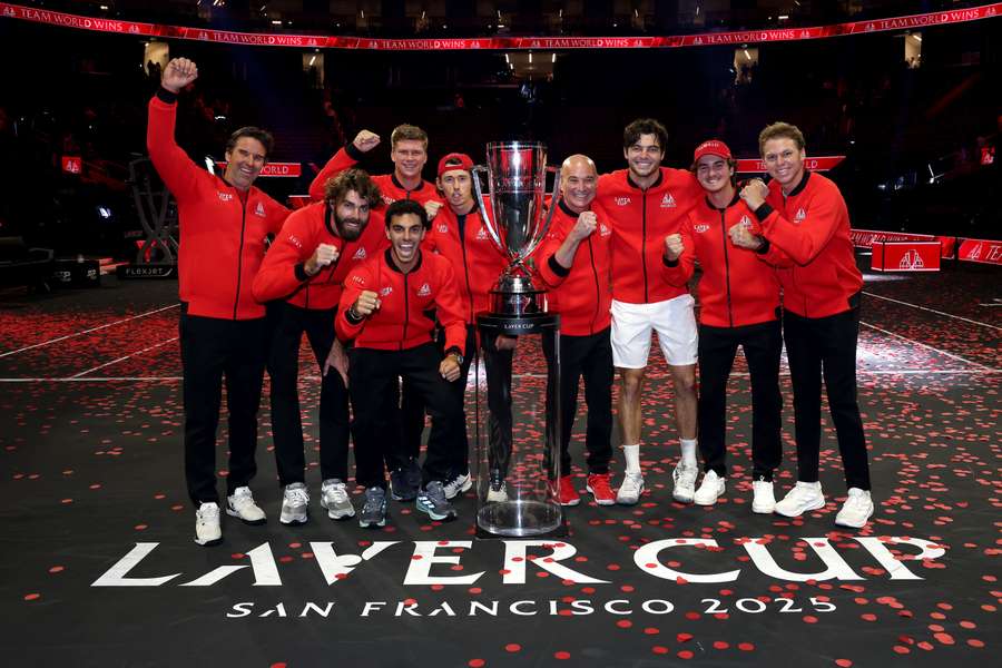 SAN FRANCISCO, CALIFORNIE - 21 SEPTEMBRE : (de g. à d.) Le vice-capitaine de Team World Patrick Rafter, Reilly Opelka de Team World, Francisco Cerundolo de Team World, Jenson Brooksby de Team World, Alex De Minaur de Team World, le capitaine de Team World Andre Agassi, Taylor Fritz de Team World, Joao Fonseca de Team World et Alex Michelsen de Team World posent avec le trophée de la Laver Cup lors de la troisième journée de la Laver Cup 2025 au Chase Center, le 21 septembre 2025 à San Francisco, en Californie. Clive Brunskill/Getty Images for Laver Cup/AFP (Photo CLIVE BRUNSKILL / GETTY IMAGES NORTH AMERICA / Getty Images via AFP) SAN FRANCISCO, CALIFORNIE - 21 SEPTEMBRE : (de g. à d.) Le vice-capitaine de Team World Patrick Rafter, Reilly Opelka de Team World, Francisco Cerundolo de Team World, Jenson Brooksby de Team World, Alex De Minaur de Team World, le capitaine de Team World Andre Agassi, Taylor Fritz de Team World, Joao Fonseca de Team World et Alex Michelsen de Team World posent avec le trophée de la Laver Cup lors de la troisième journée de la Laver Cup 2025 au Chase Center, le 21 septembre 2025 à San Francisco, en Californie. Clive Brunskill/Getty Images for Laver Cup/AFP (Photo CLIVE BRUNSKILL / GETTY IMAGES NORTH AMERICA / Getty Images via AFP)