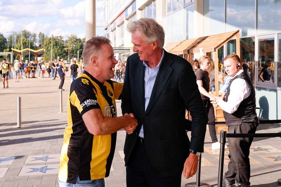 Vitesse-directeur Edwin Reijntjes (R) werd in augustus nog bedankt voor het redden van de club