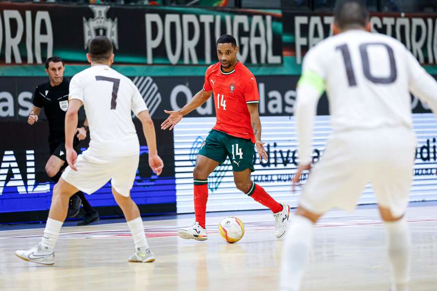 Pauleta diante de Ramadani