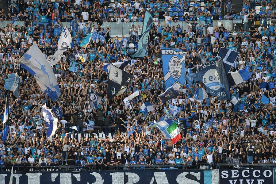 Torcida do Napoli fez grande festa nas arquibancadas do estádio Diego Armando Maradona