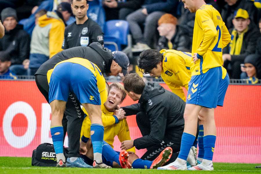 Brøndby IFs Nicolai Vallys i græsset under 3F Superliga-kampen mellem Brøndby IF og FC København 