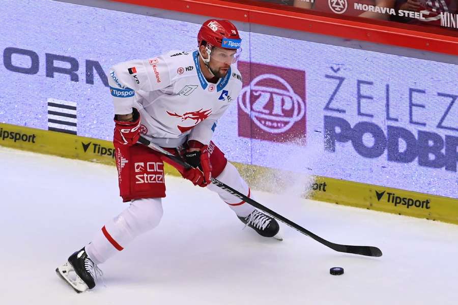 Třinecký kapitán Petr Vrána v zápase s Mladou Boleslaví, v němž si připsal 500. start v extralize.