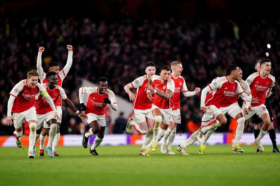 Los jugadores del Arsenal celebran el pase a cuartos