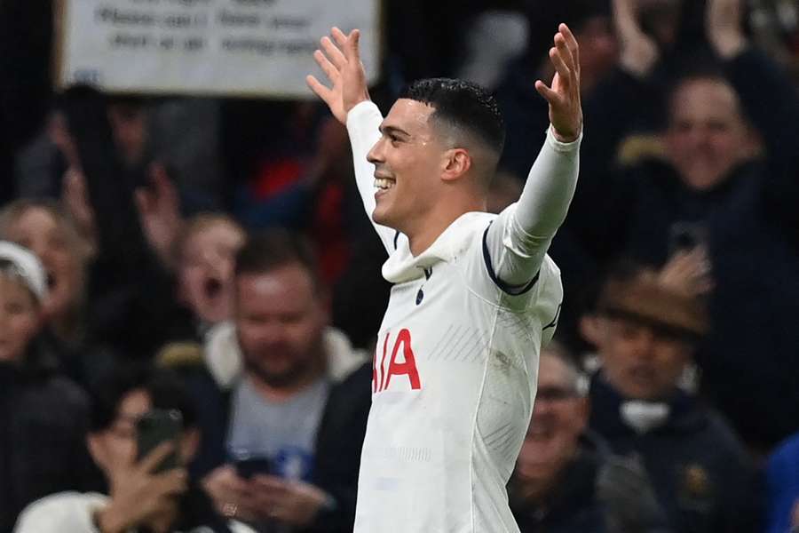 Pedro Porro viert de winnende goal voor Tottenham Hotspur