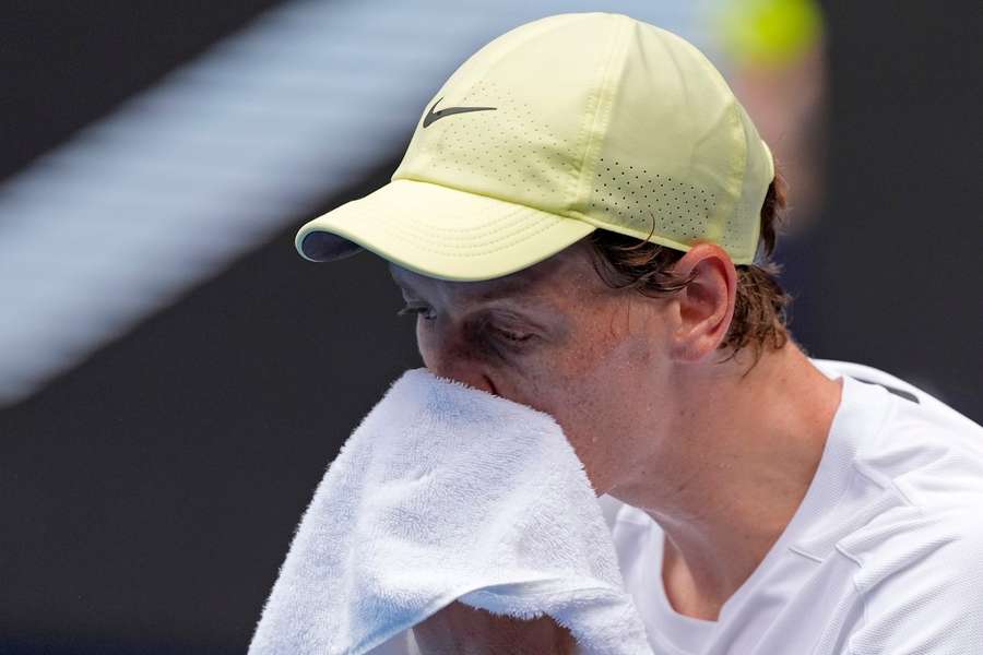 Sinner kämpft sich trotz physischer Probleme ins Viertelfinale der Australian Open 2025