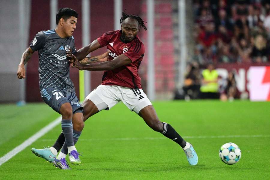 Emmanuel Uchenna (vpravo) při utkání s Rigou FC
