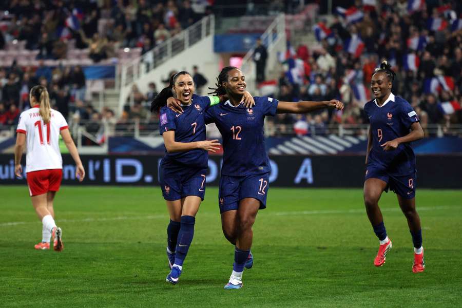 Grâce à un doublé de Katoto, la France enchaîne dans sa course au Mondial face à la Pologne