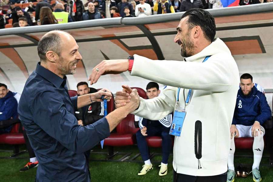 Bogdan Andone se salută cu Elias Charalambous, înainte de un duel FCSB - FC Botoșani din sezonul 2023/2024