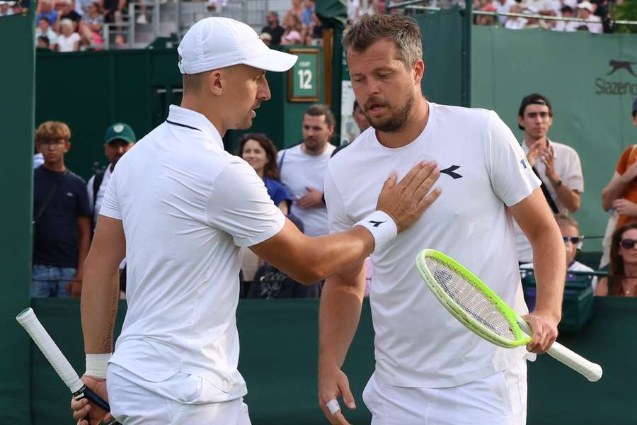 Zieliński bez deblowego ćwierćfinału na WImbledonie, kłopoty zaczęły się od kłótni z sędzią Zieliński bez deblowego ćwierćfinału na WImbledonie, kłopoty zaczęły się od kłótni z sędzią