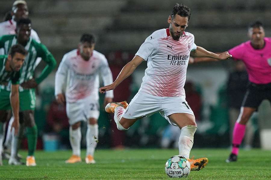 Çalhanoglu, ao serviço do AC Milan, em Vila do Conde Çalhanoglu, ao serviço do AC Milan, em Vila do Conde