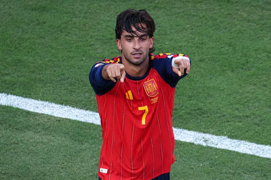 Ferran Torres comemora seu gol com a Espanha na final da Copa contra a Argentina Ferran Torres comemora seu gol com a Espanha na final da Copa contra a Argentina