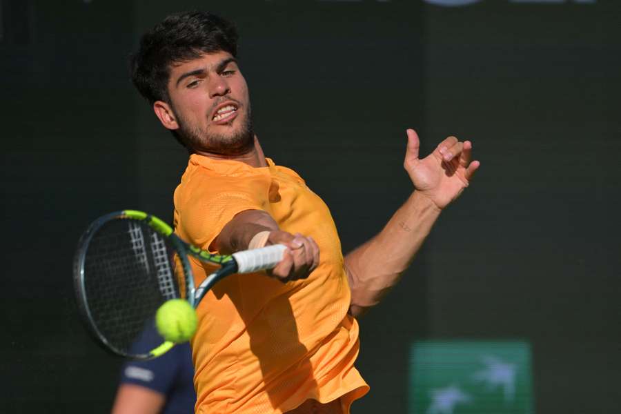 Alcaraz golpea la bola