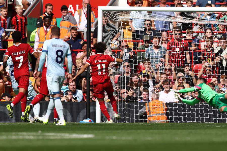 Mohamed Salah completa para o gol após perder pênalti