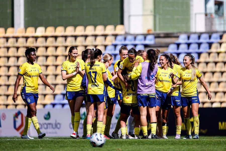 Jogadoras do Valadares Gaia celebram triunfo contra o SC Braga