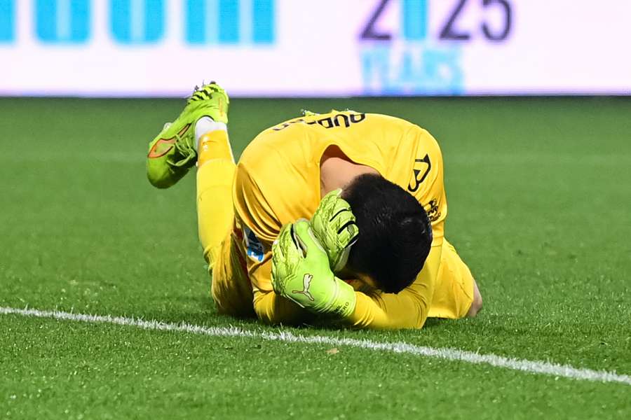 Audero va a terra dopo l'esplosione del petardo