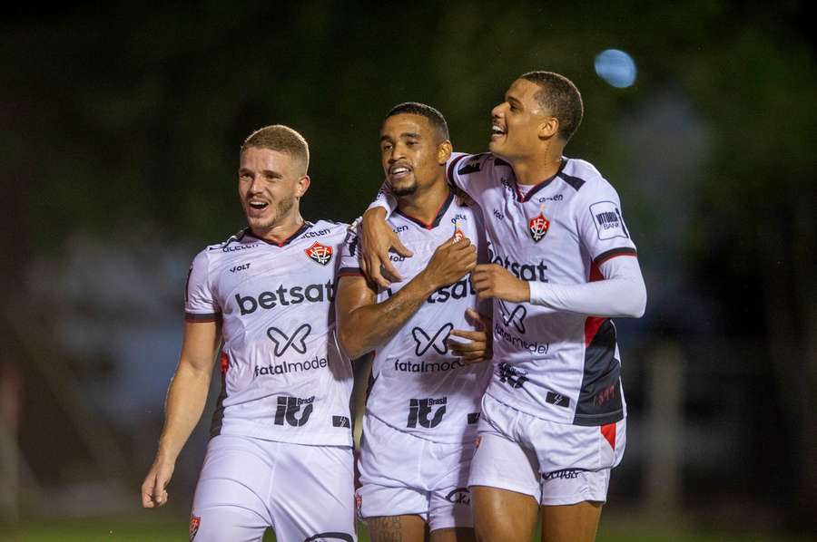 Vitória resolveu o jogo contra o Criciúma no primeiro tempo