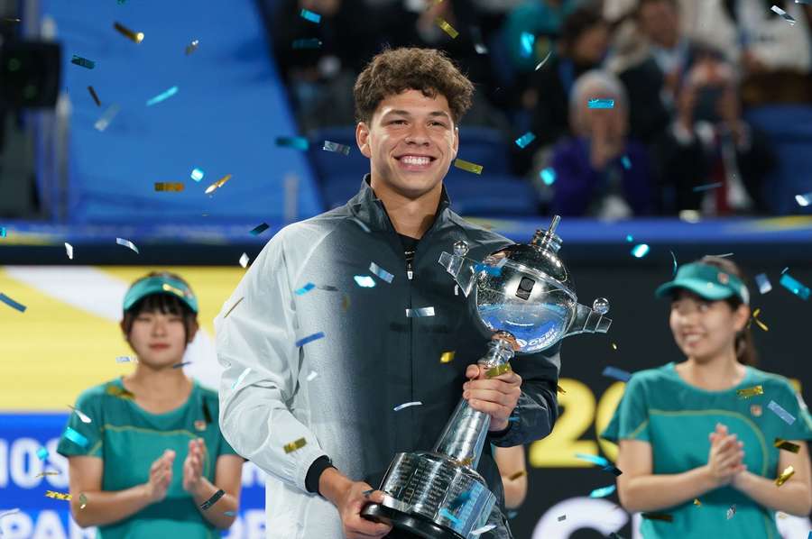 Shelton with his first ATP trophy